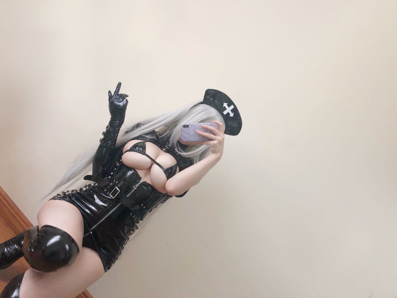 微博美少女小仓千代w性感写真暗黑护士自拍 (17)