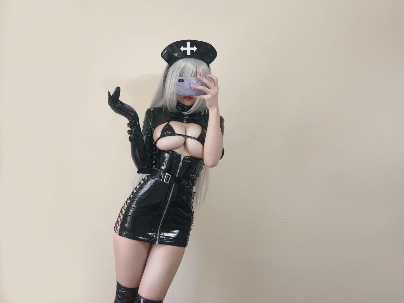 微博美少女小仓千代w性感写真暗黑护士自拍 (23)