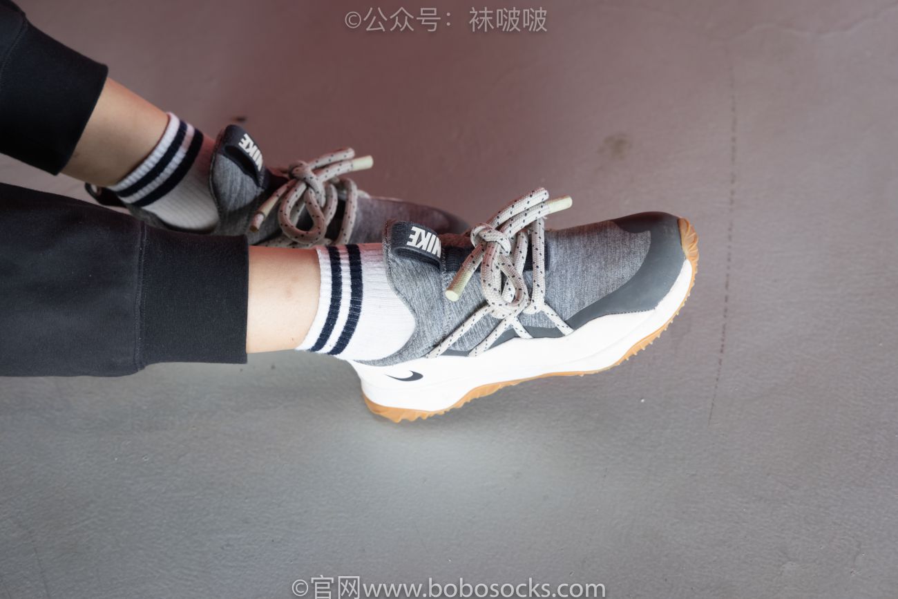 BoBoSocks袜啵啵美少女丝袜美脚写真第No.018期木木运动鞋白棉袜裸足 (19)