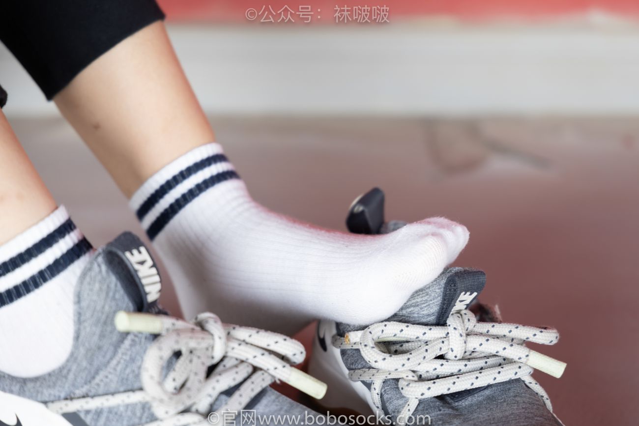 BoBoSocks袜啵啵美少女丝袜美脚写真第No.018期木木运动鞋白棉袜裸足 (38)