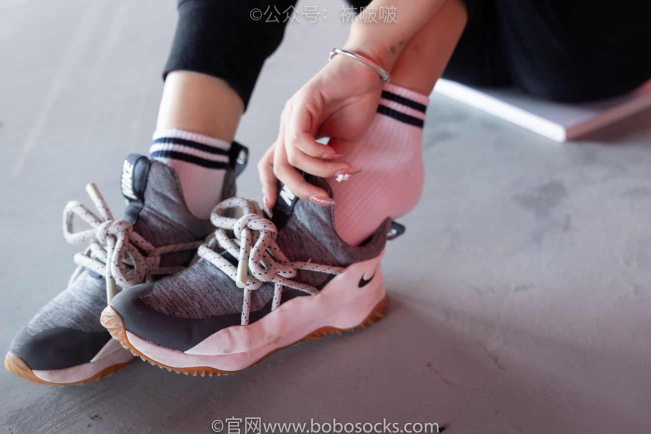 BoBoSocks袜啵啵美少女丝袜美脚写真第No.018期木木运动鞋白棉袜裸足 (30)