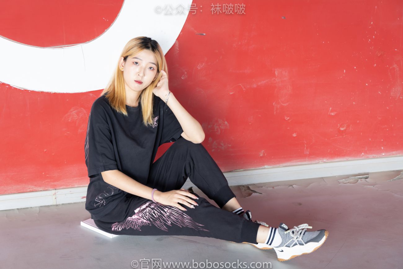 BoBoSocks袜啵啵美少女丝袜美脚写真第No.018期木木运动鞋白棉袜裸足 (15)