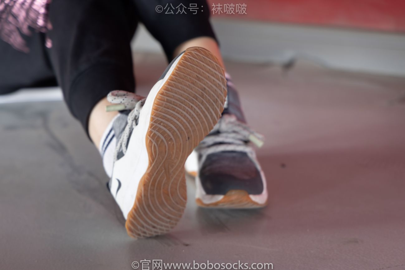 BoBoSocks袜啵啵美少女丝袜美脚写真第No.018期木木运动鞋白棉袜裸足 (23)