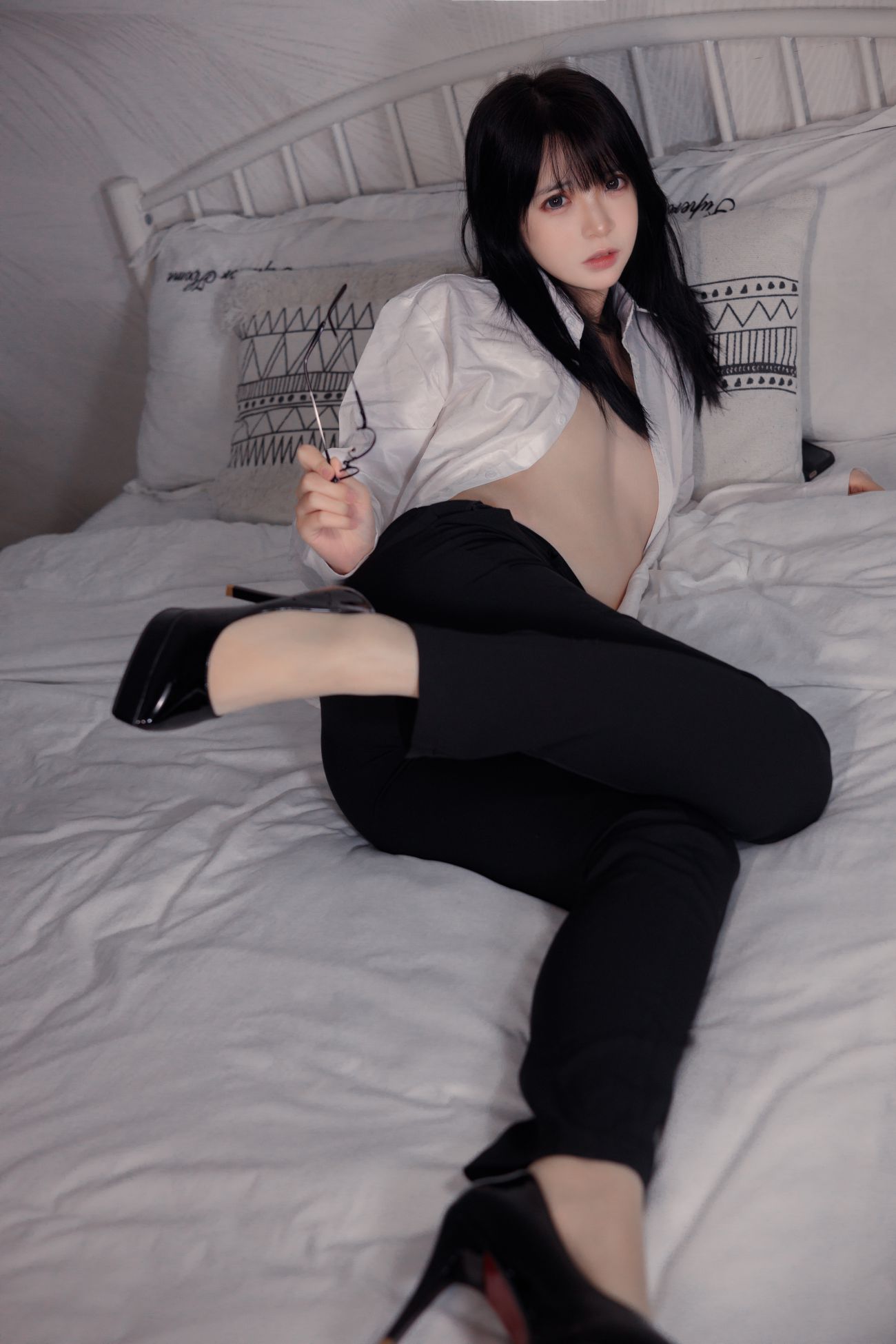 微博美少女疯猫ss性感写真白色情人节福袋长裤OL (38)