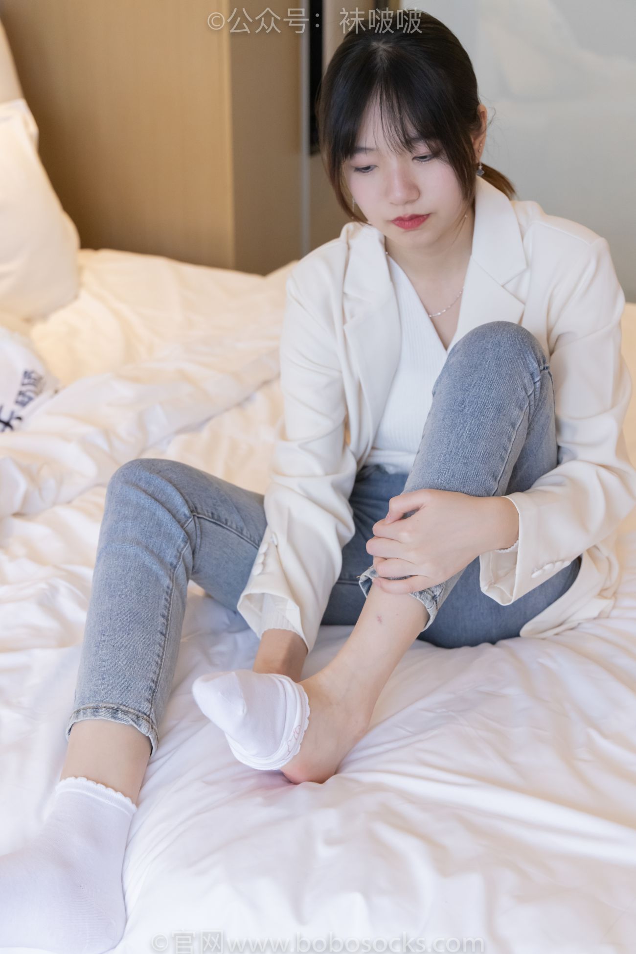 BoBoSocks袜啵啵美少女丝袜美脚写真第No.050期小甜豆高跟长靴白棉袜 (136)