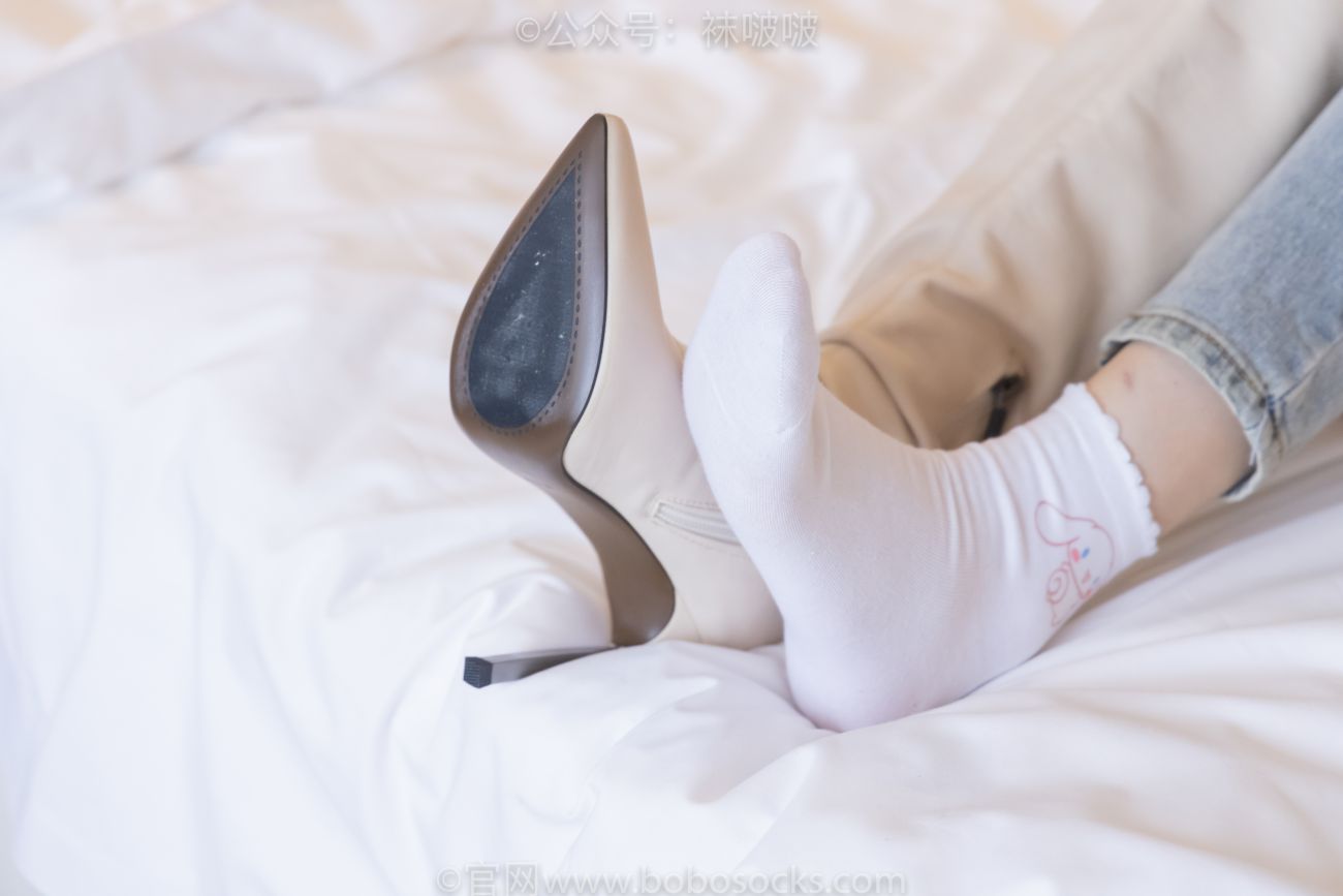 BoBoSocks袜啵啵美少女丝袜美脚写真第No.050期小甜豆高跟长靴白棉袜 (84)