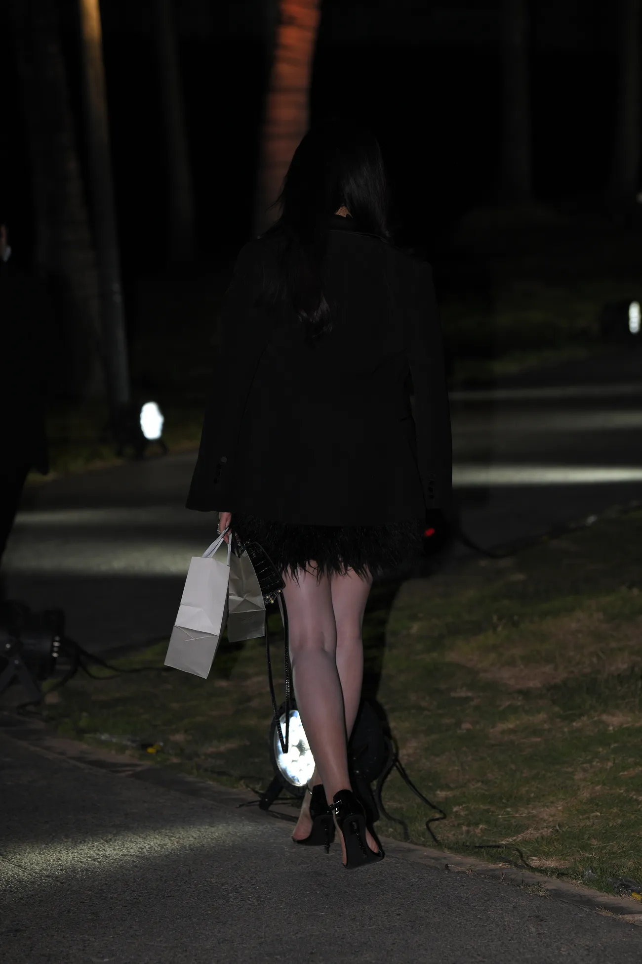 黑裙高跟凉鞋大白腿美女 (5)