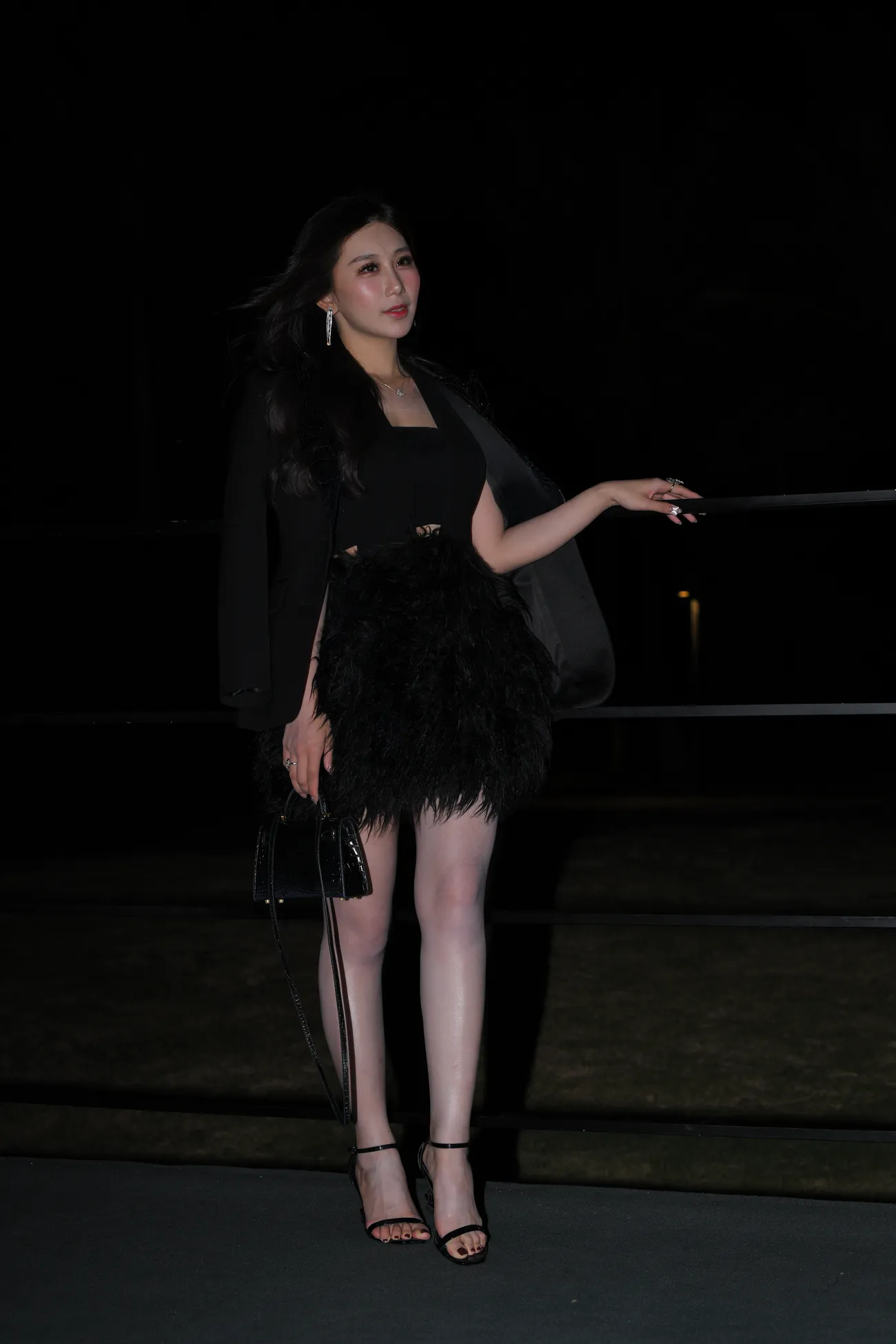 黑裙高跟凉鞋大白腿美女 (35)