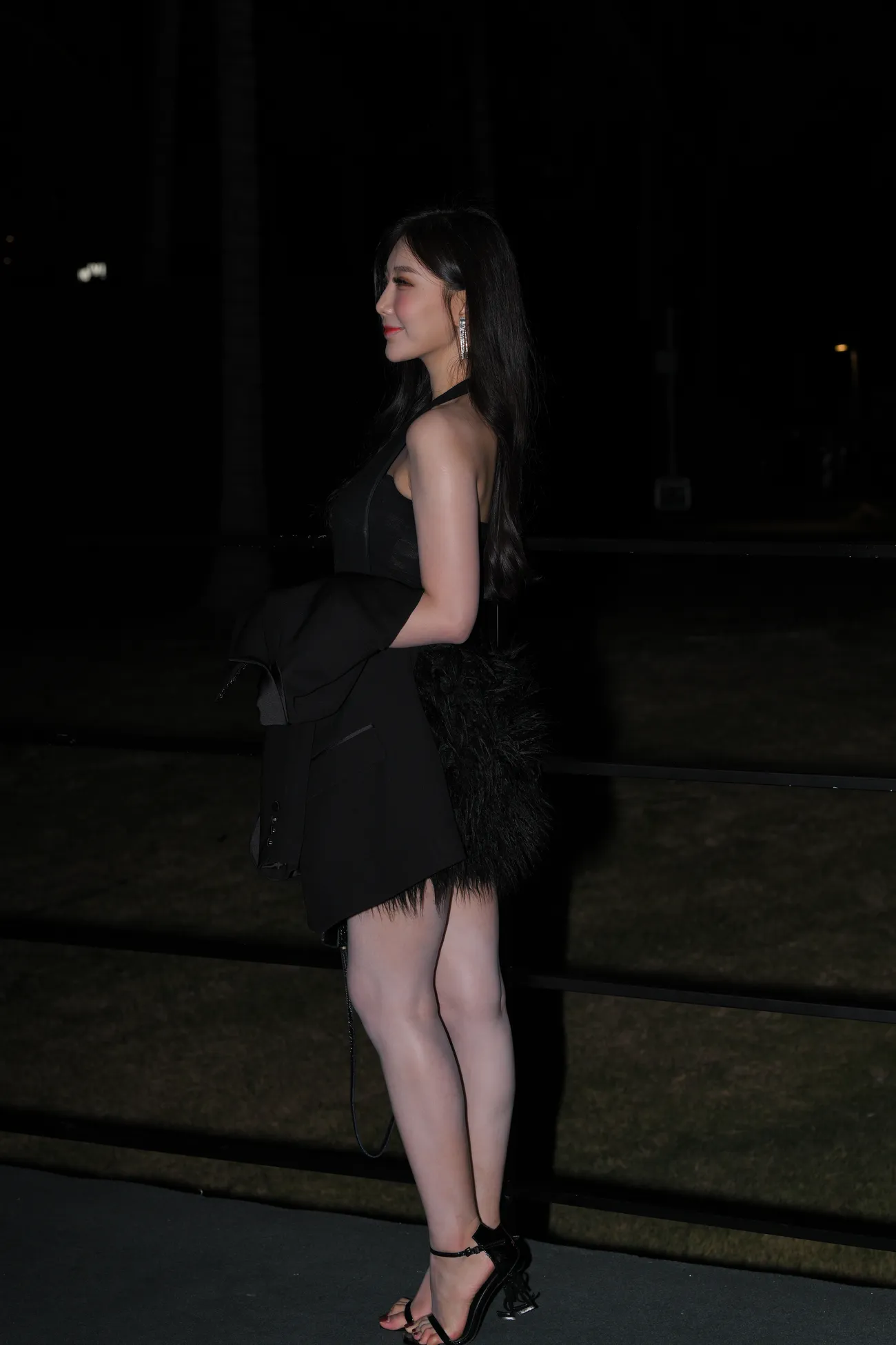 黑裙高跟凉鞋大白腿美女 (20)