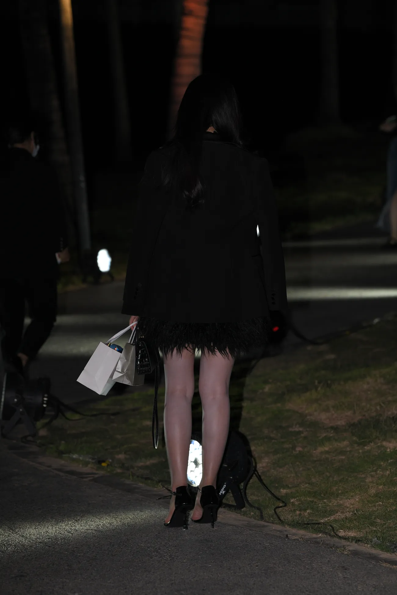 黑裙高跟凉鞋大白腿美女 (6)