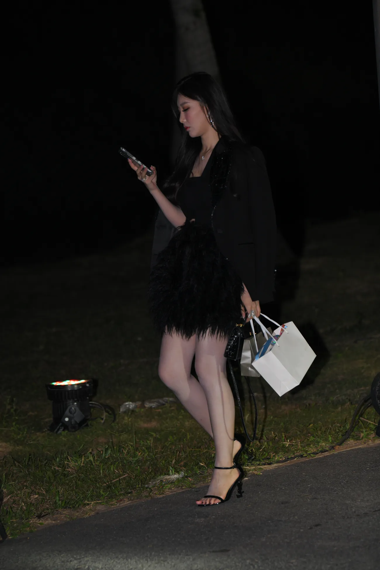 黑裙高跟凉鞋大白腿美女 (2)