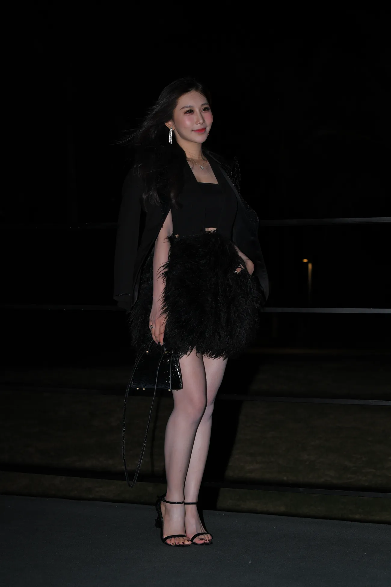 黑裙高跟凉鞋大白腿美女 (38)