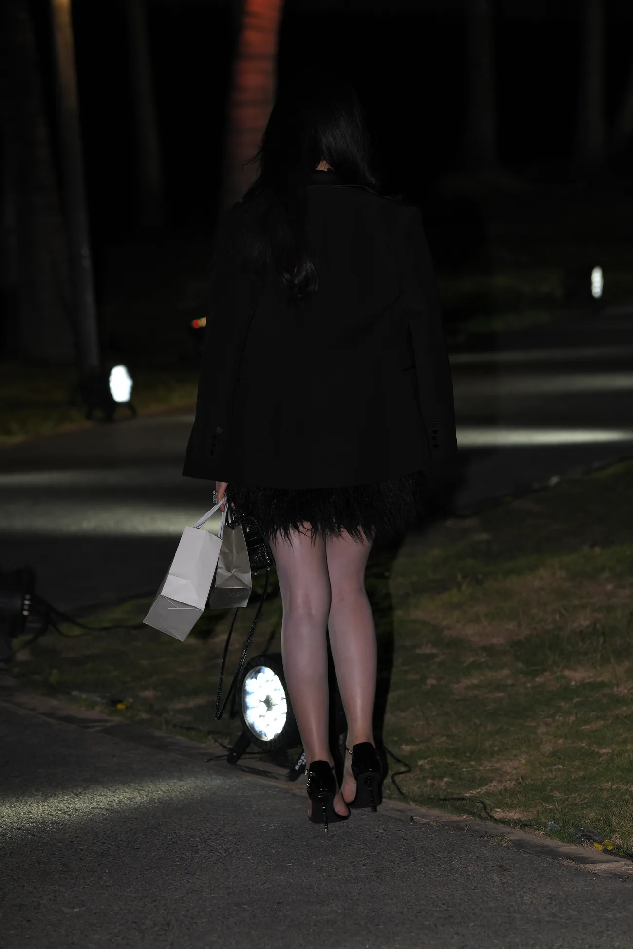 黑裙高跟凉鞋大白腿美女 (4)