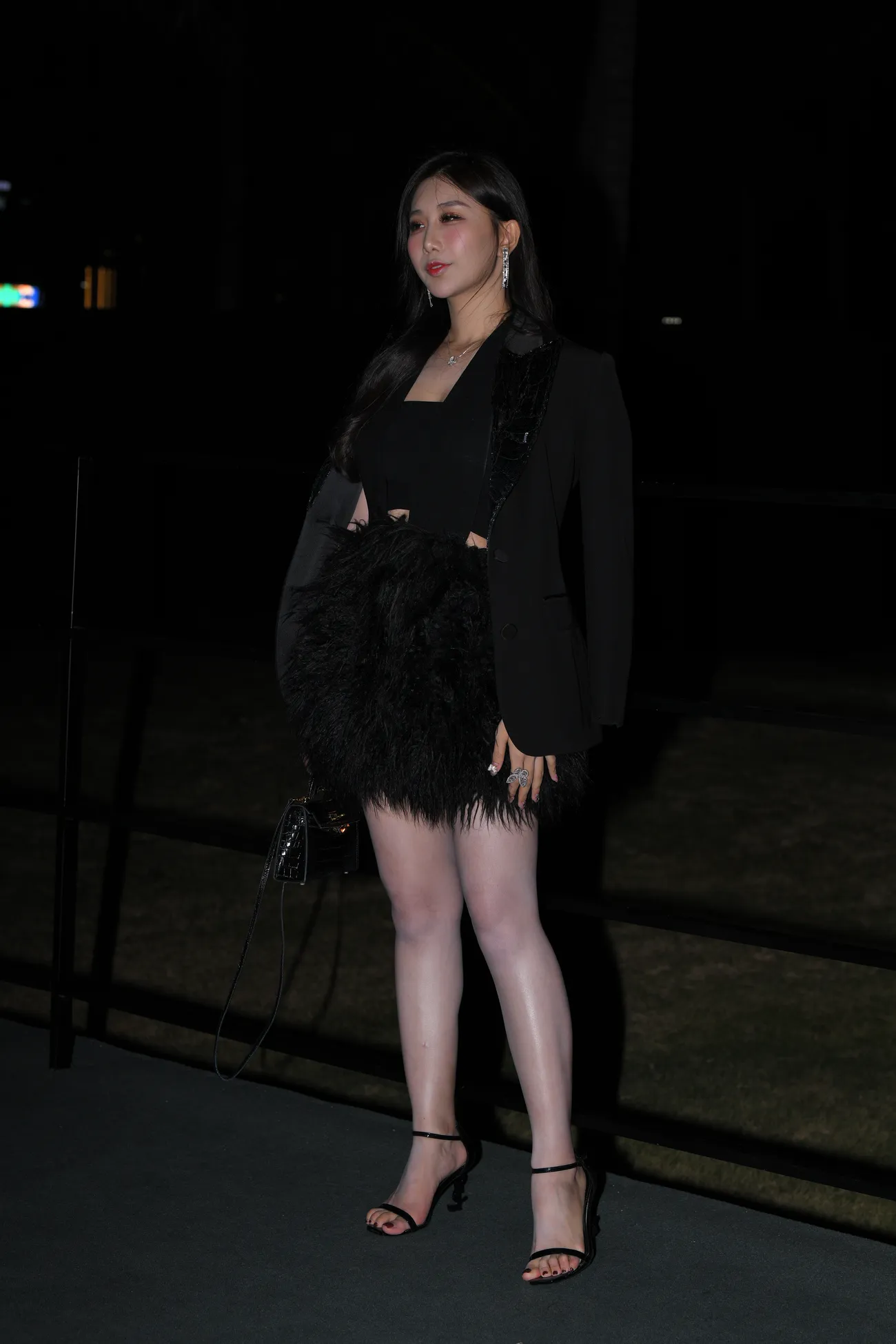 黑裙高跟凉鞋大白腿美女 (45)