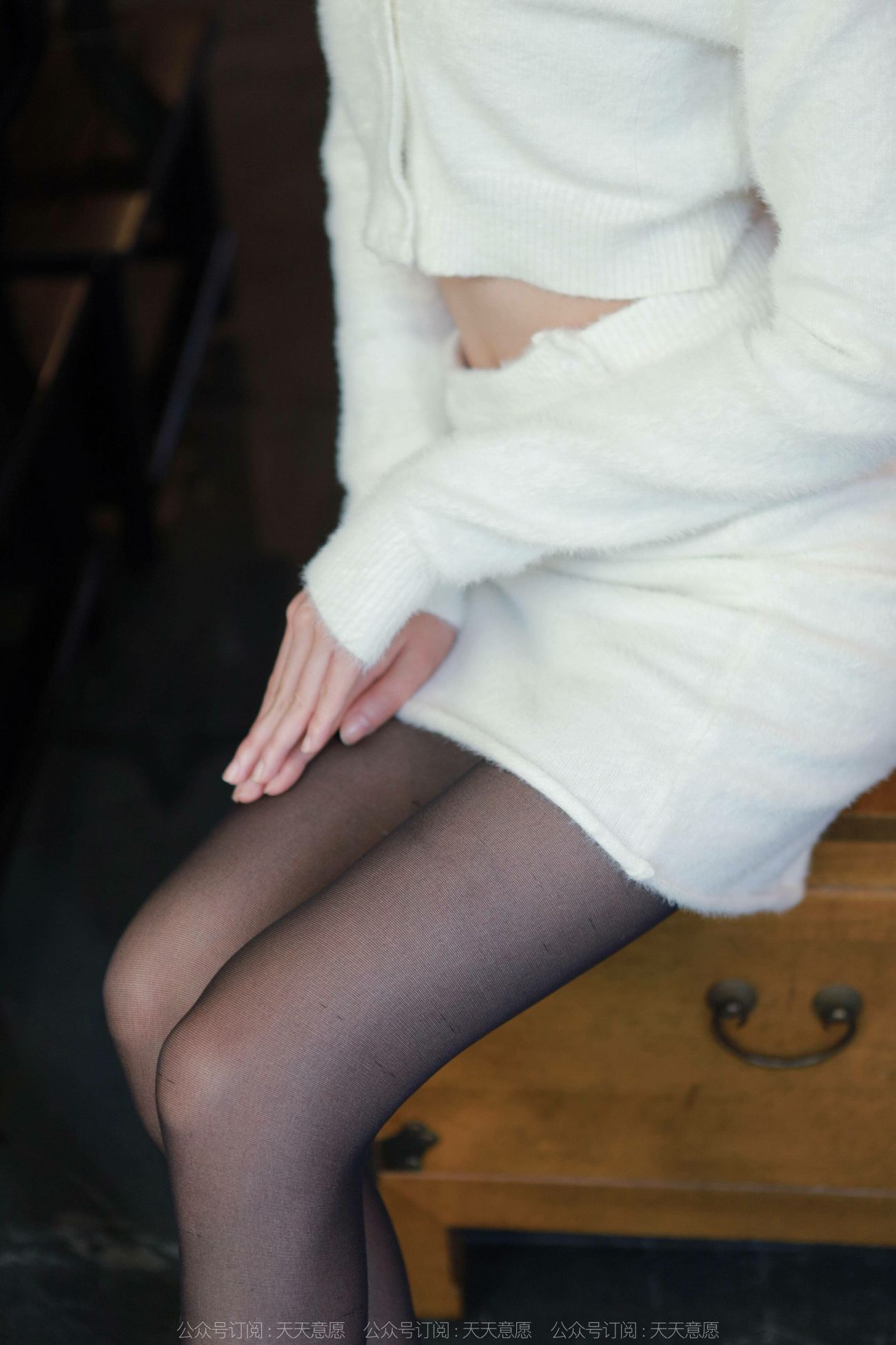 IESS异思趣向腿模丝袜美足写真团团阳光下的白裙长腿 (58)