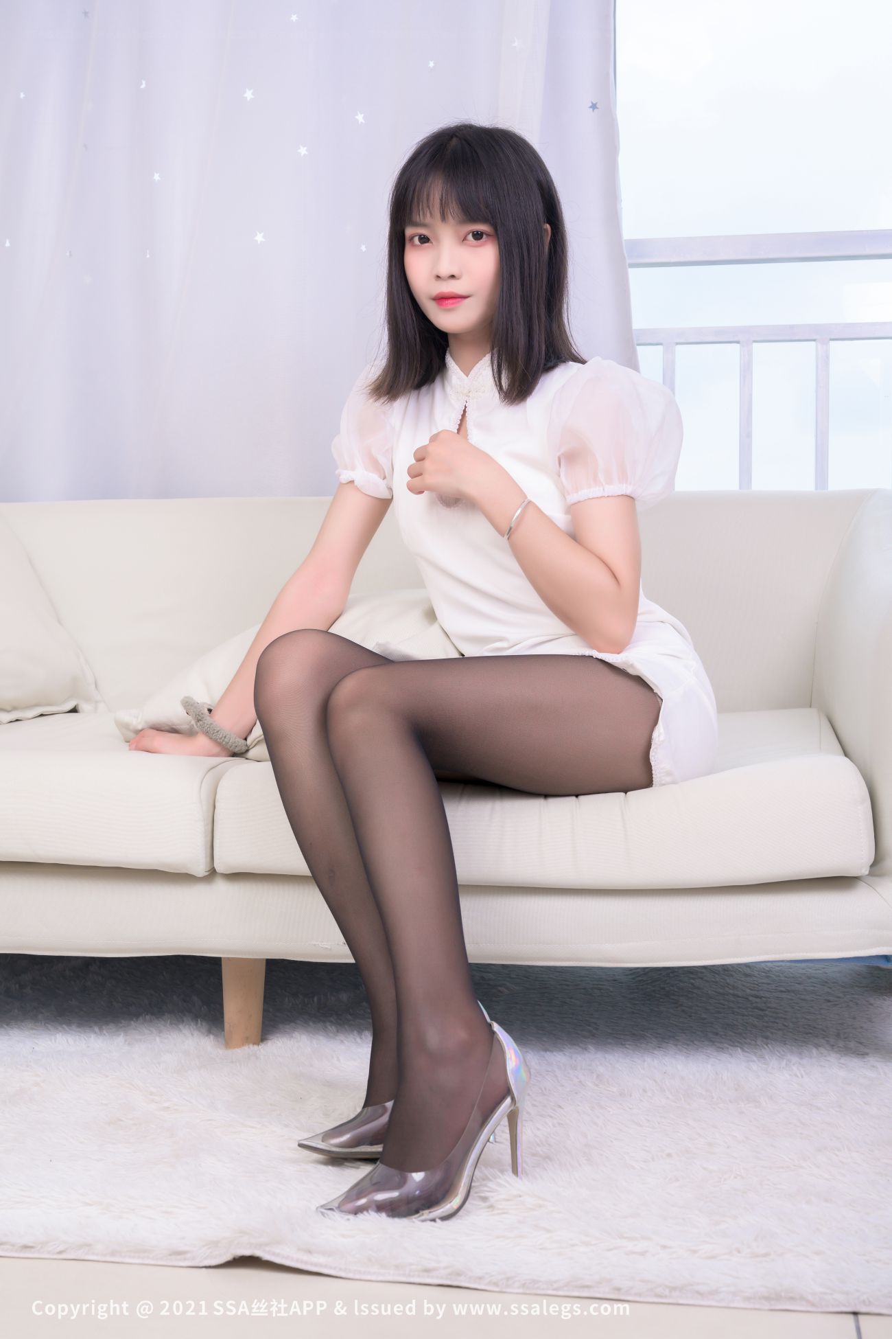 SSA丝社嫩模丝袜美脚写真第No.664期腿模丹丹的黑丝袜美足上 (2)