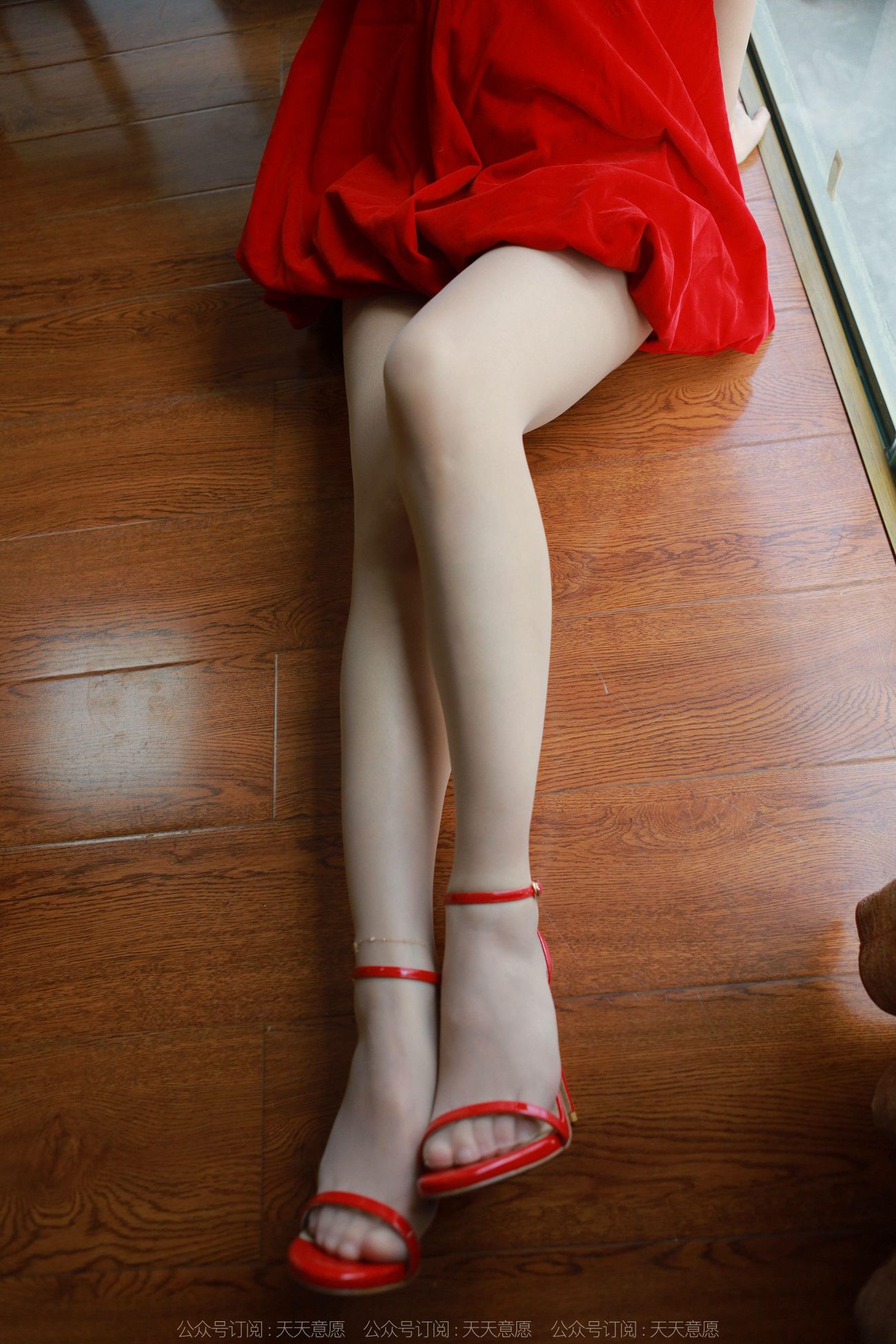 IESS异思趣向腿模丝袜美足写真秋秋跨年夜性感红裙 (35)
