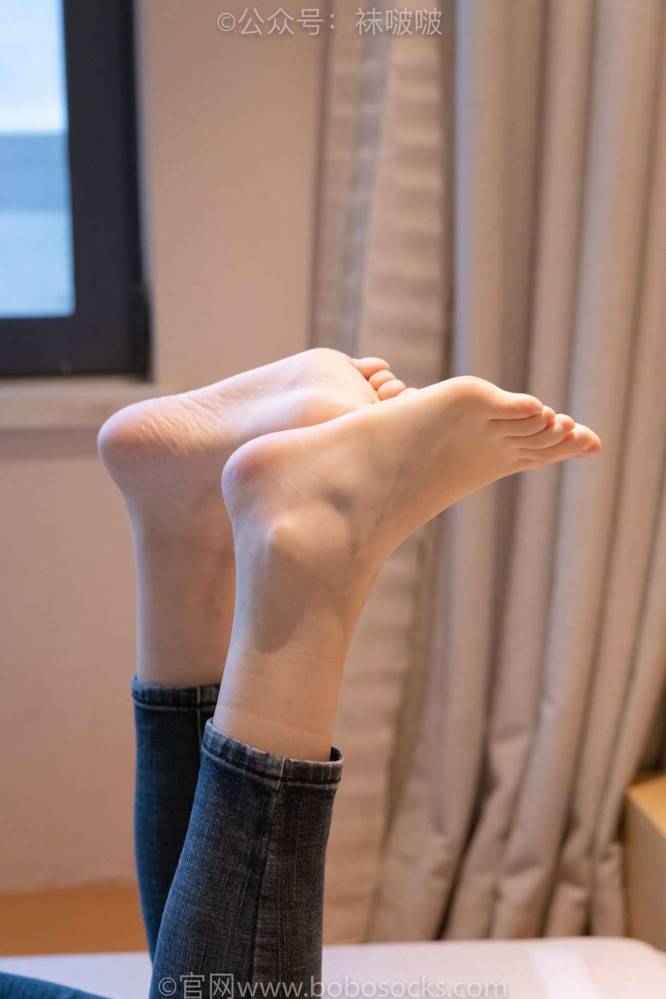 BoBoSocks袜啵啵美少女丝袜美脚写真第No.063期小甜豆平底鞋短肉丝短咖啡丝裸足 (143)