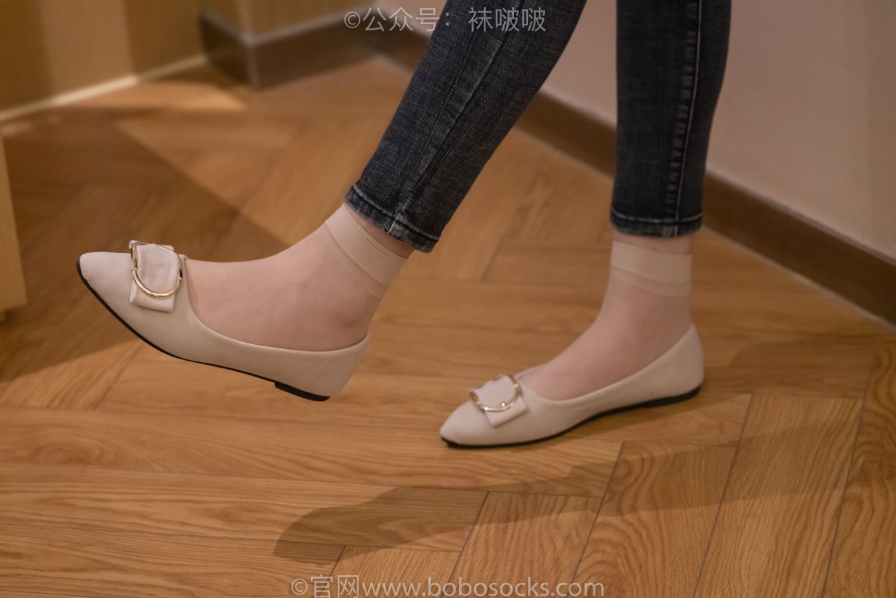 BoBoSocks袜啵啵美少女丝袜美脚写真第No.063期小甜豆平底鞋短肉丝短咖啡丝裸足 (6)