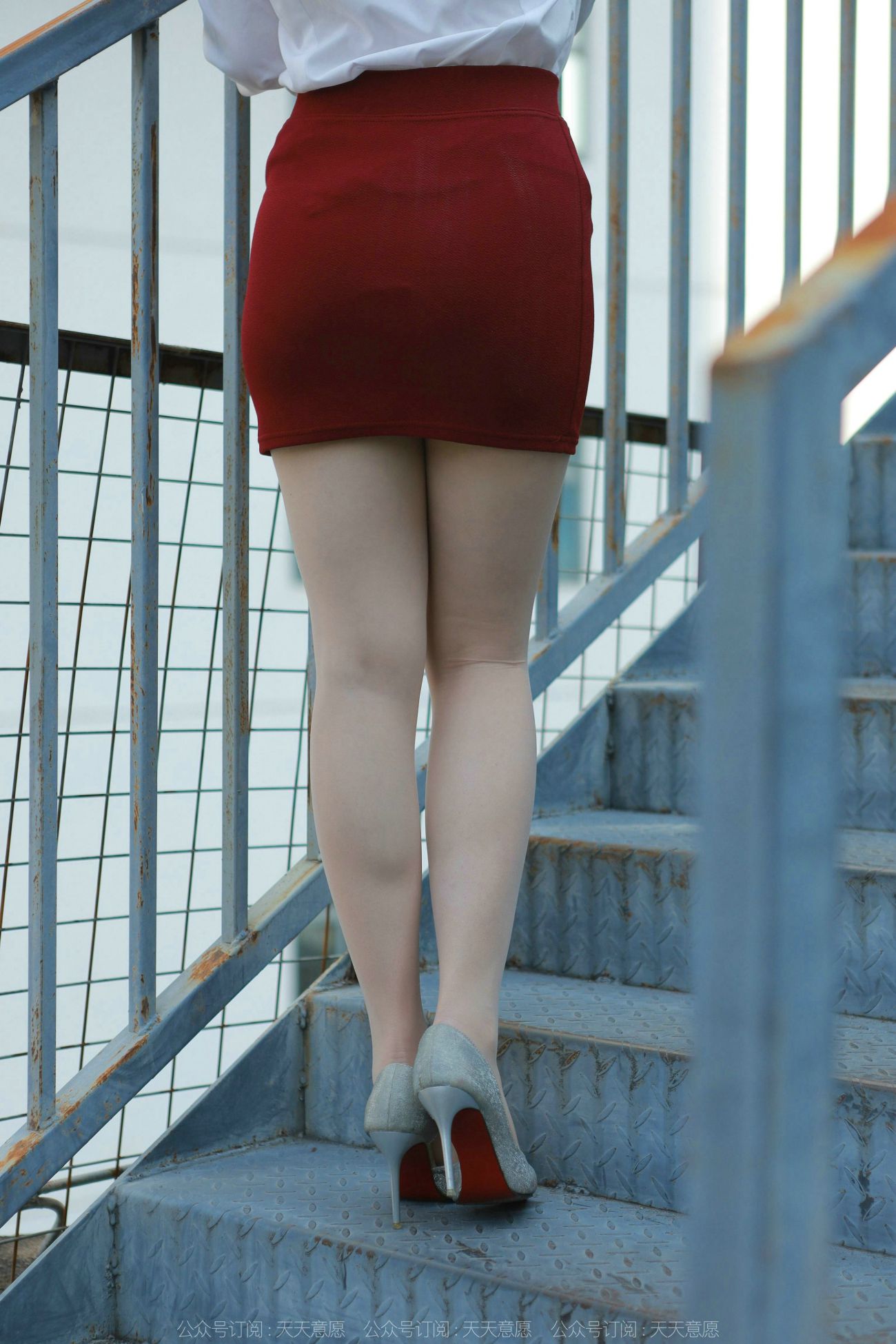 IESS异思趣向腿模丝袜美足写真小婕性感红色包臀裙 (32)