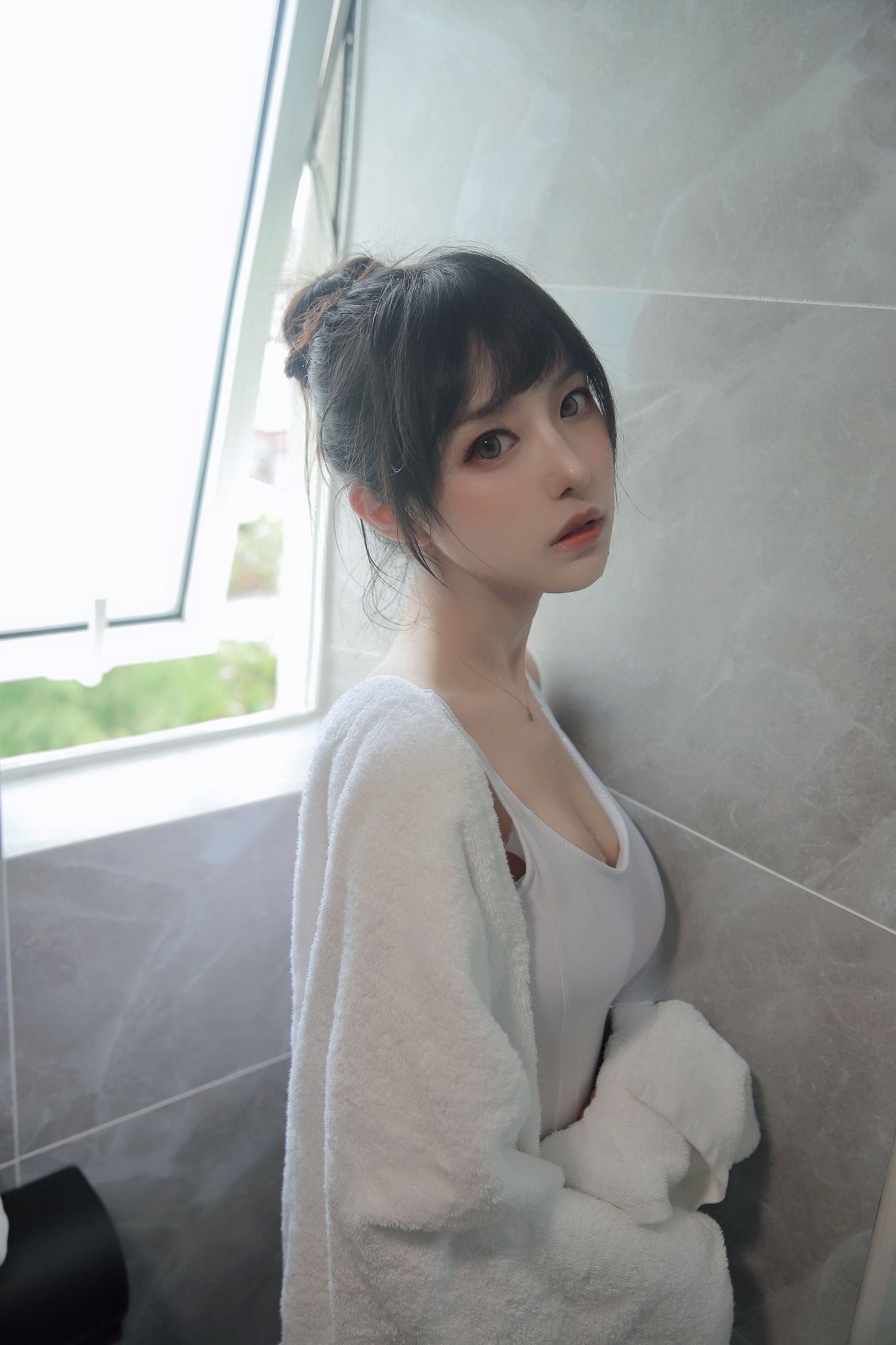 微博美少女Shika小鹿鹿性感Cosplay写真半透浴室 (18)