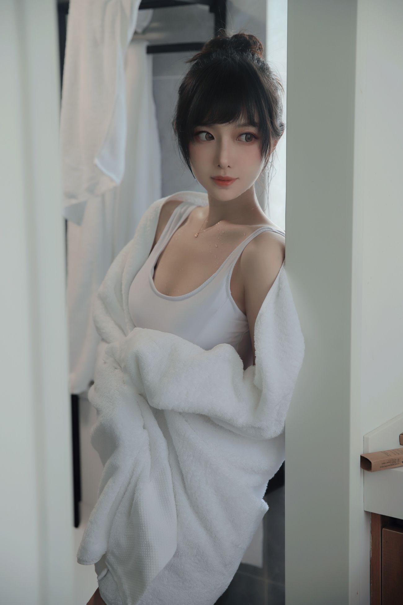 微博美少女Shika小鹿鹿性感Cosplay写真半透浴室 (22)