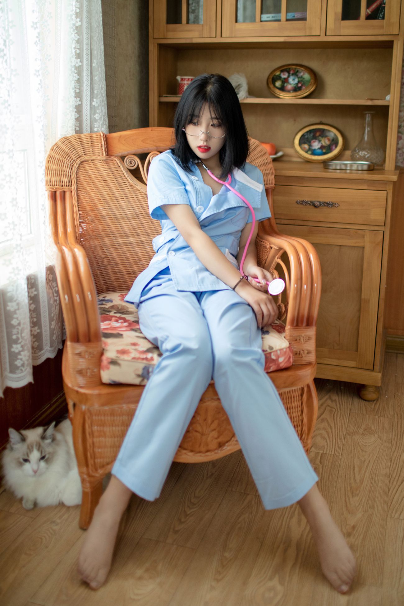 微博美少女会拍照的咔咔性感Cosplay写真护士装 白色连衣裙 (3)