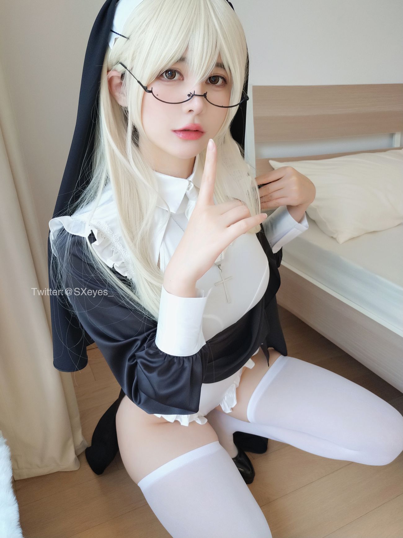 微博美少女眼酱大魔王w性感Cosplay写真修女 (13)