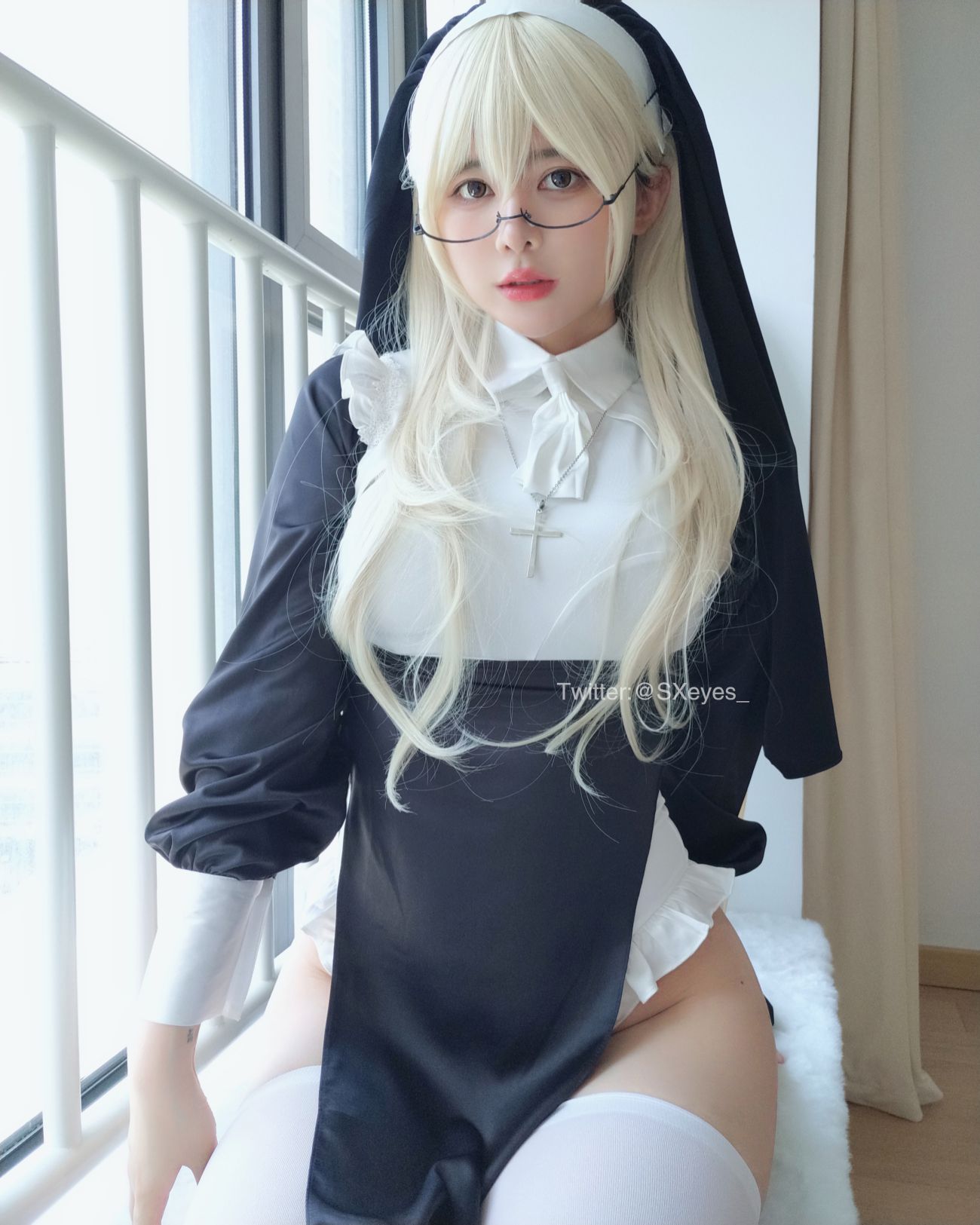 微博美少女眼酱大魔王w性感Cosplay写真修女 (8)