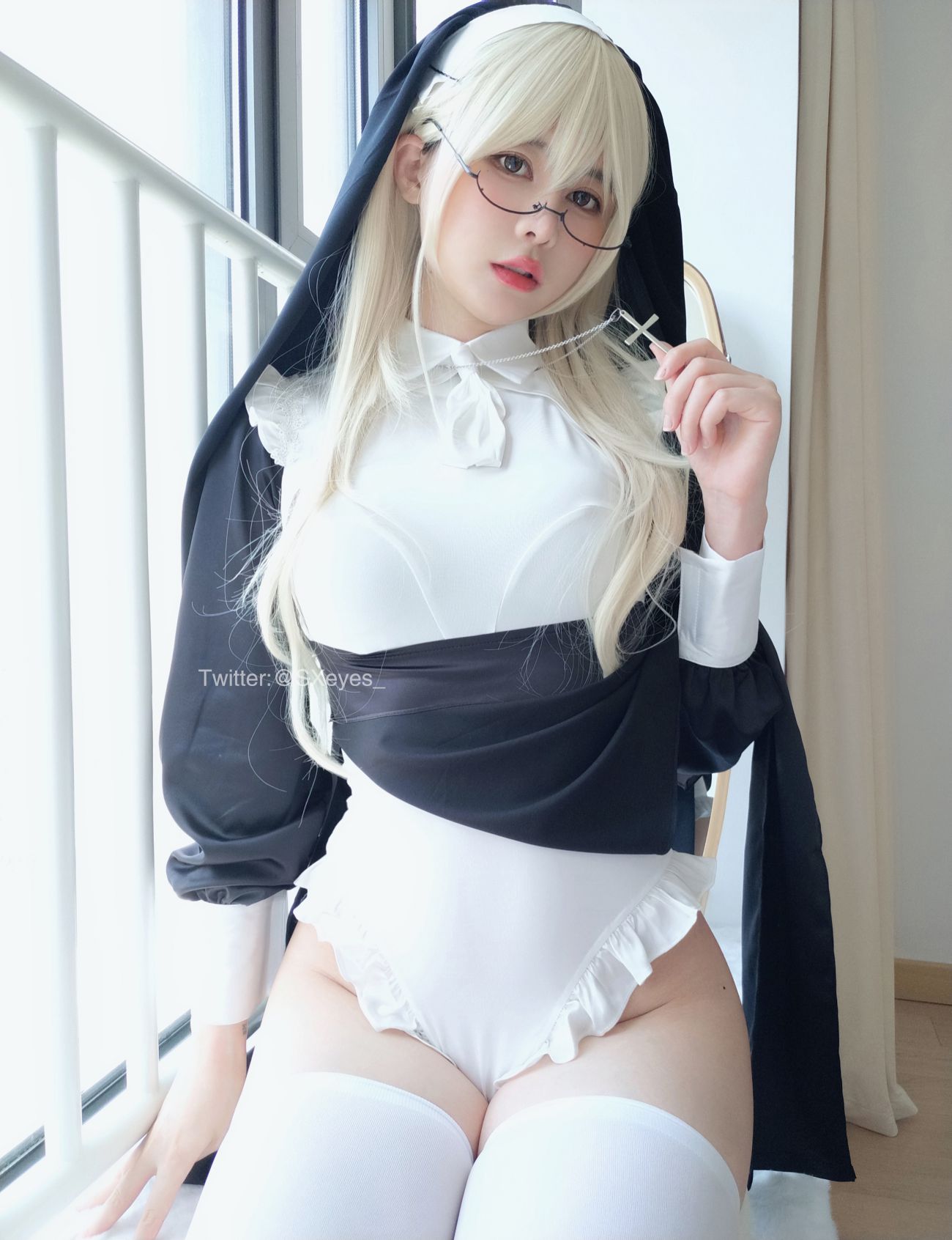 微博美少女眼酱大魔王w性感Cosplay写真修女 (1)