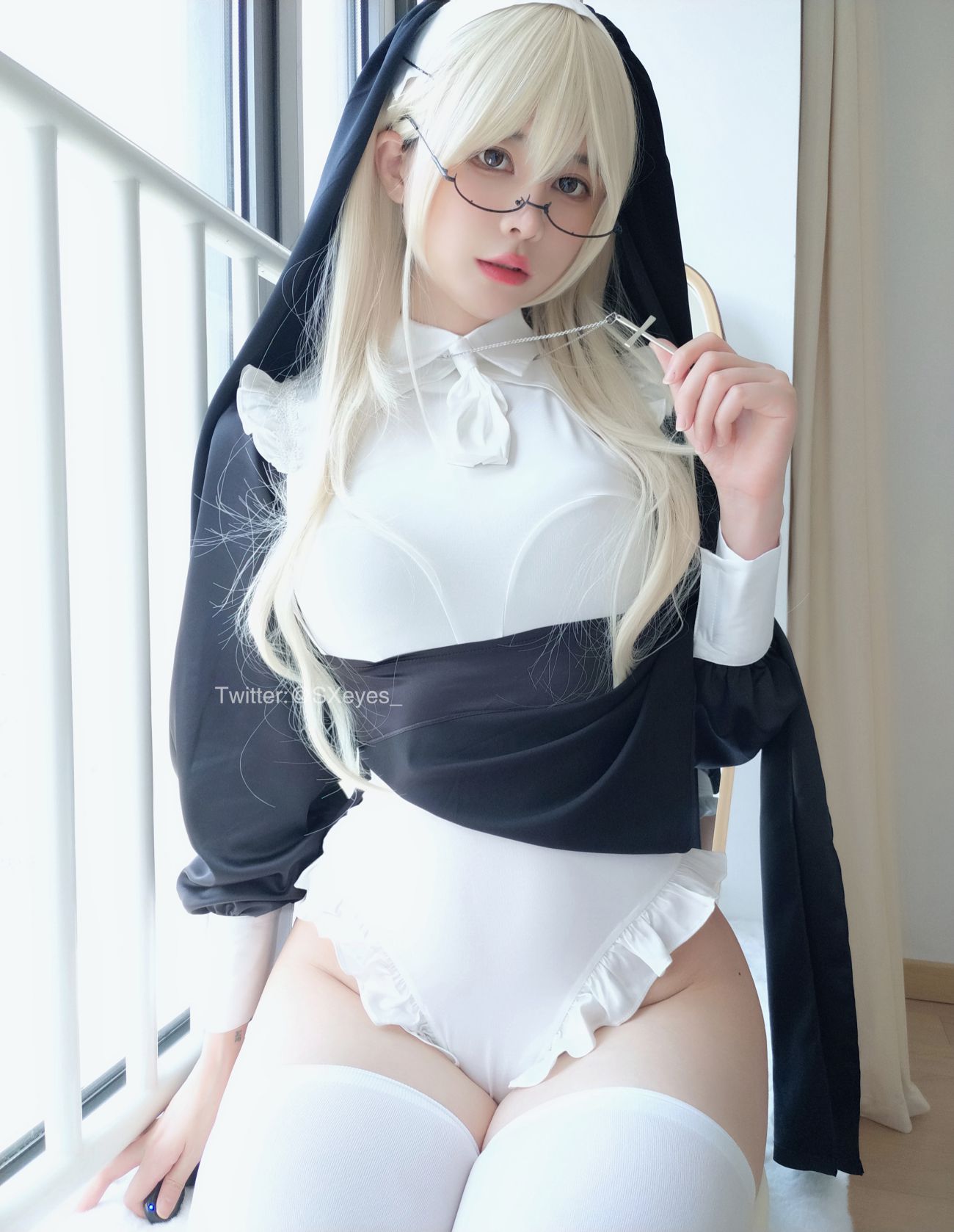 微博美少女眼酱大魔王w性感Cosplay写真修女 (9)