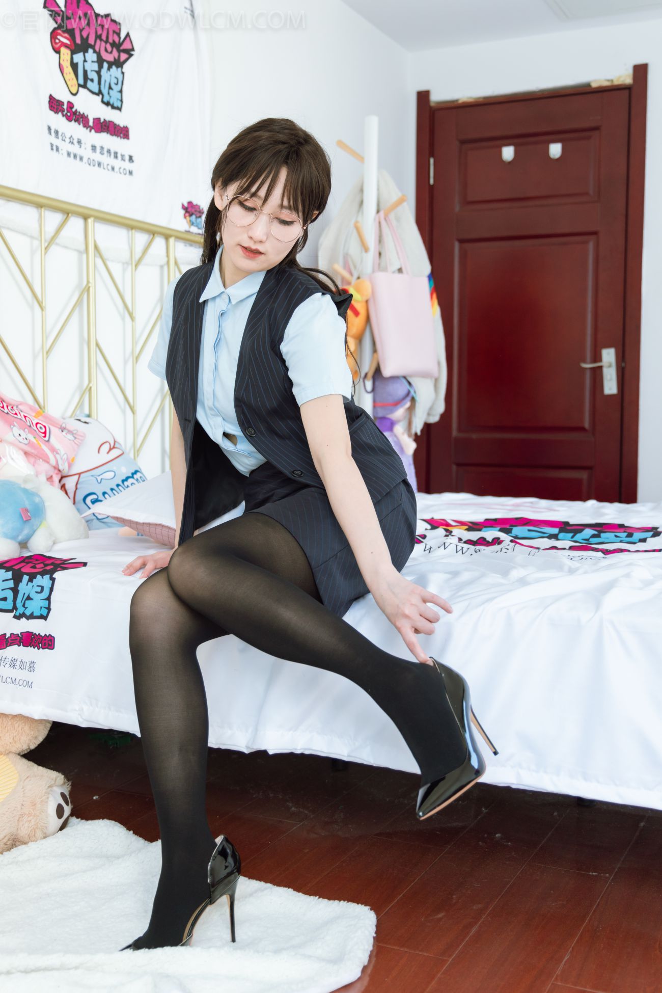 物恋传媒美少女丝袜美脚写真第No.1086期君君上课啦 (39)