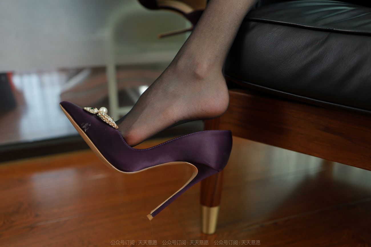 IESS异思趣向腿模丝袜美足写真团团紫色蝴蝶高跟 (36)