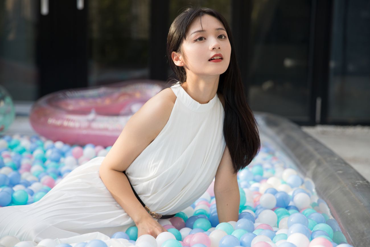YITUYU艺图语模特唯美写真2021.11.04期白色连衣裙 雨文 (5)